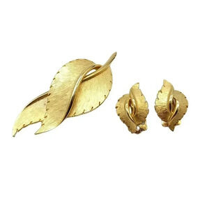 Matte Gold Tone Matching Leaf Brooch Clip Earring Set Vintage Mid Century